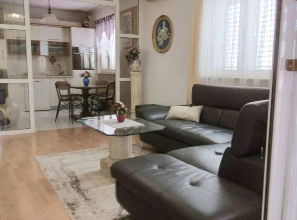 Trogir Downtown Apartments With Private Parking