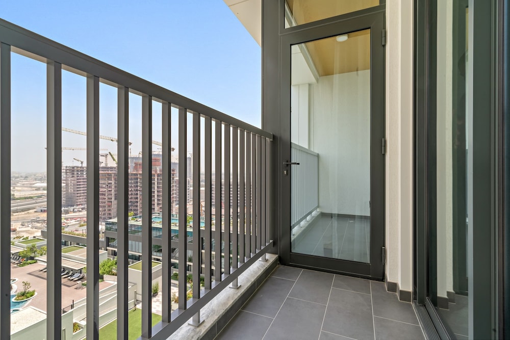 Modern 1BR in The Crest With Pool and gym