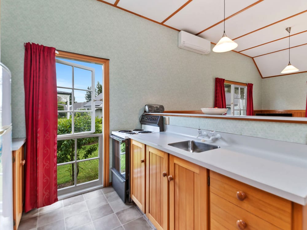 2 Bedroom Cottage near Huka Falls view 5