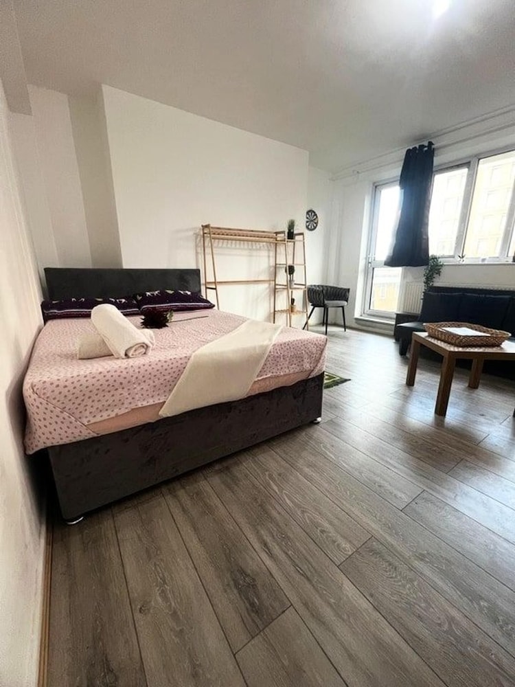 London Luxe Apartment - Spacious & Stylish