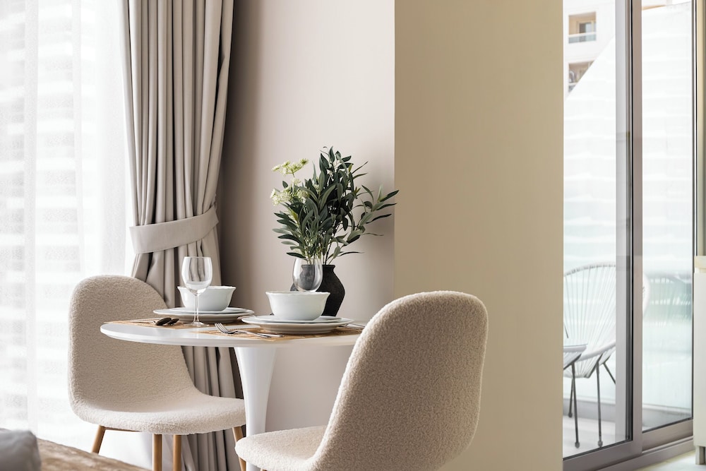 SIMPLY COMFORT  Bright Apartments Steps from Marina Walk