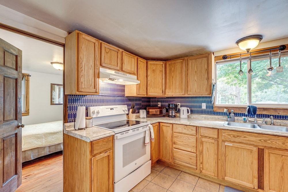 2 Mi to Michigan's Adventure: Family Home w/ Patio