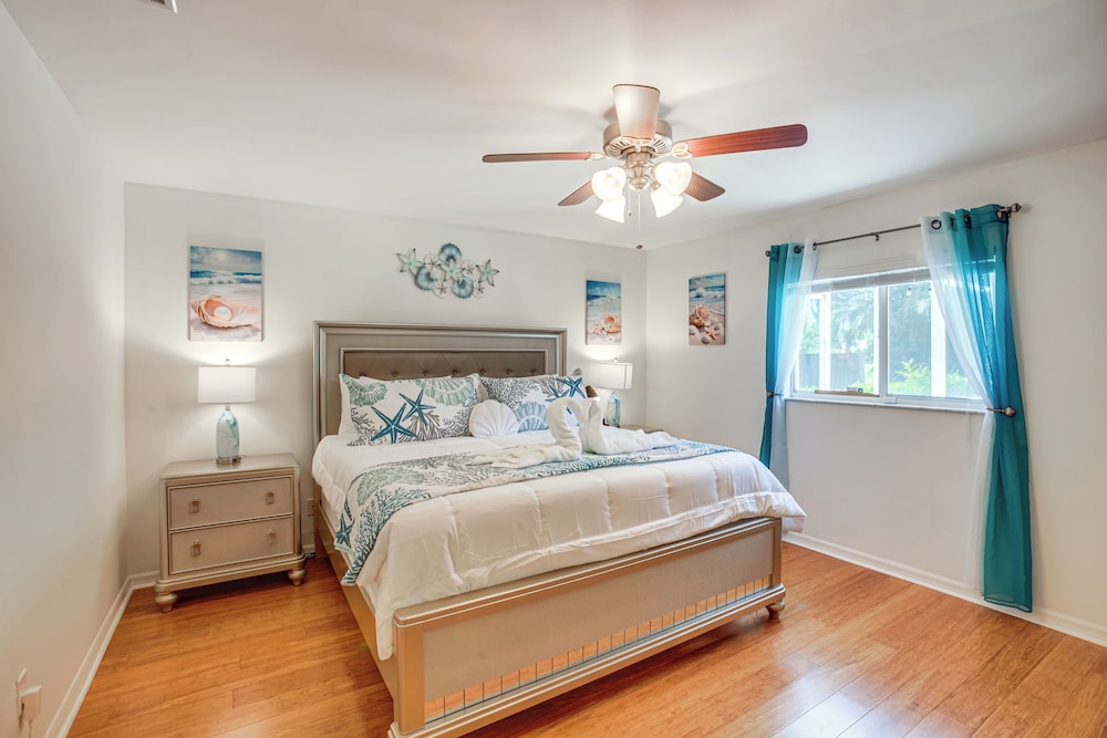 Game Room & Hot Tub: Easy Cape Coral Adventures