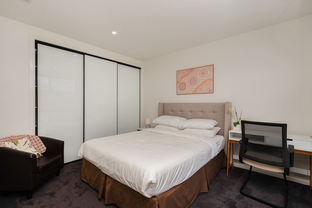 Spacious 5-bed Family Home in Giralang