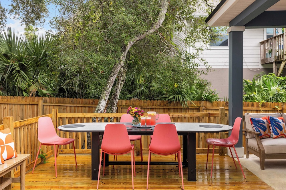 Sleeps 20! 2 Homes w/ Hot Tub, Putting Green, Bocce Golden Hour & Blue Hour