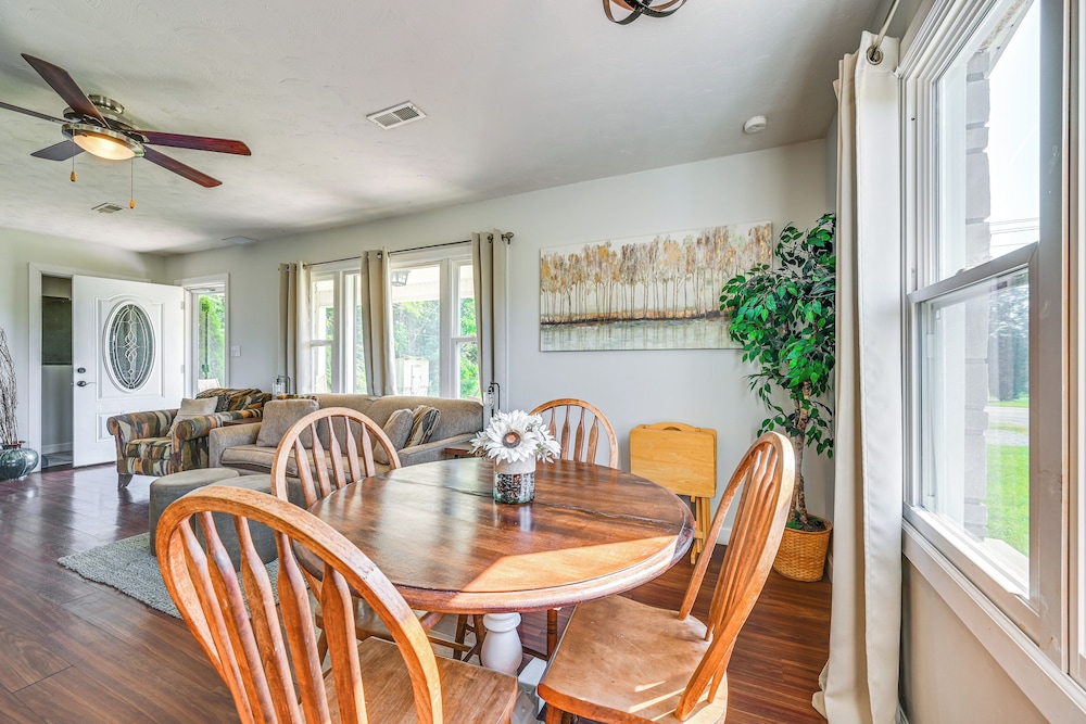 Near Dtwn Somerset: Tranquil Getaway w/ Fire Pit