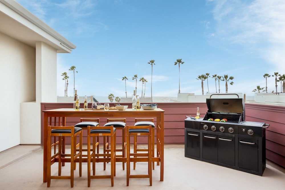Pacific Villa by Avantstay Steps From Beach Luxurious Modern Indoor-outdoor Living