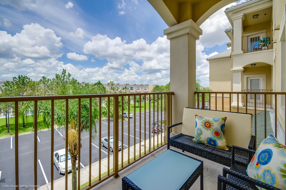 Santiago's Corner Ventura 3 Bedroom Condo by RedAwning