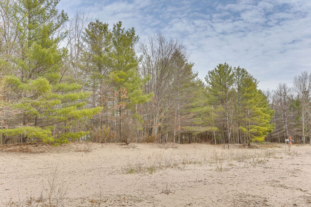 8 Mi to Traverse City: Bayside Couples Retreat