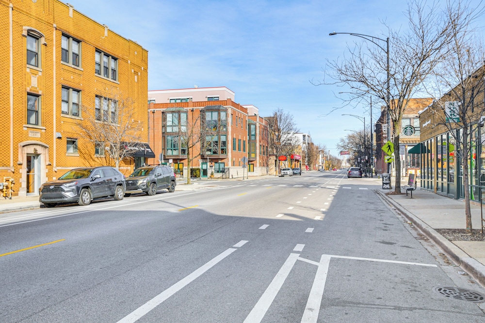 Walk to Blue Line: Sleek Apartment in Bucktown!