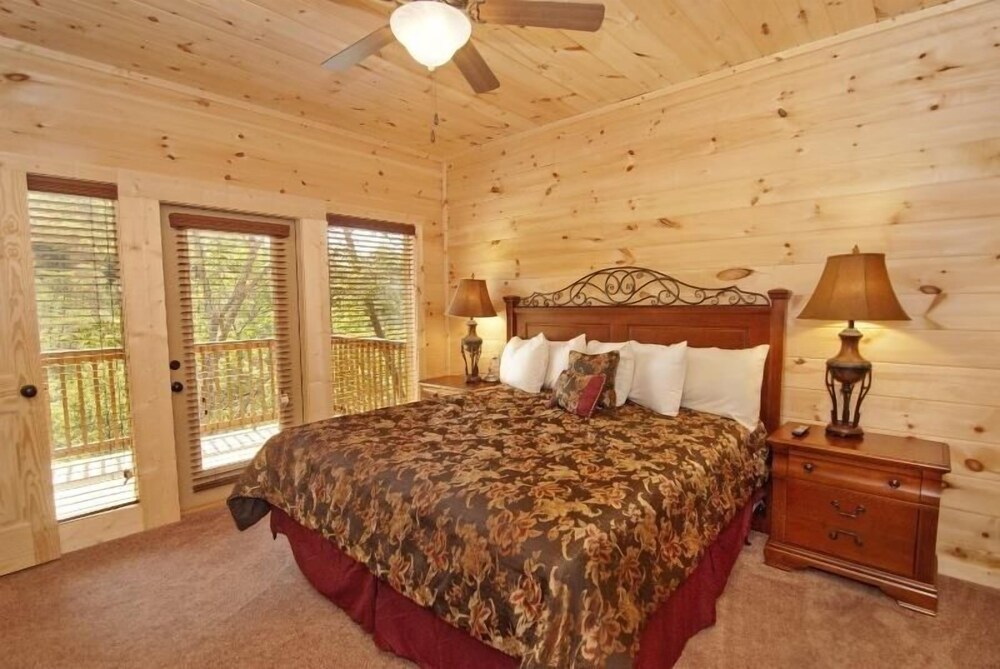 Pemberley Manor - 7 Bedrooms, 7.5 Baths, Sleeps 30 Home by RedAwning