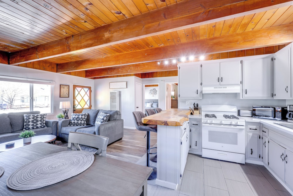 2 Mi to Trails: Modern Mountain Condo in Big Bear