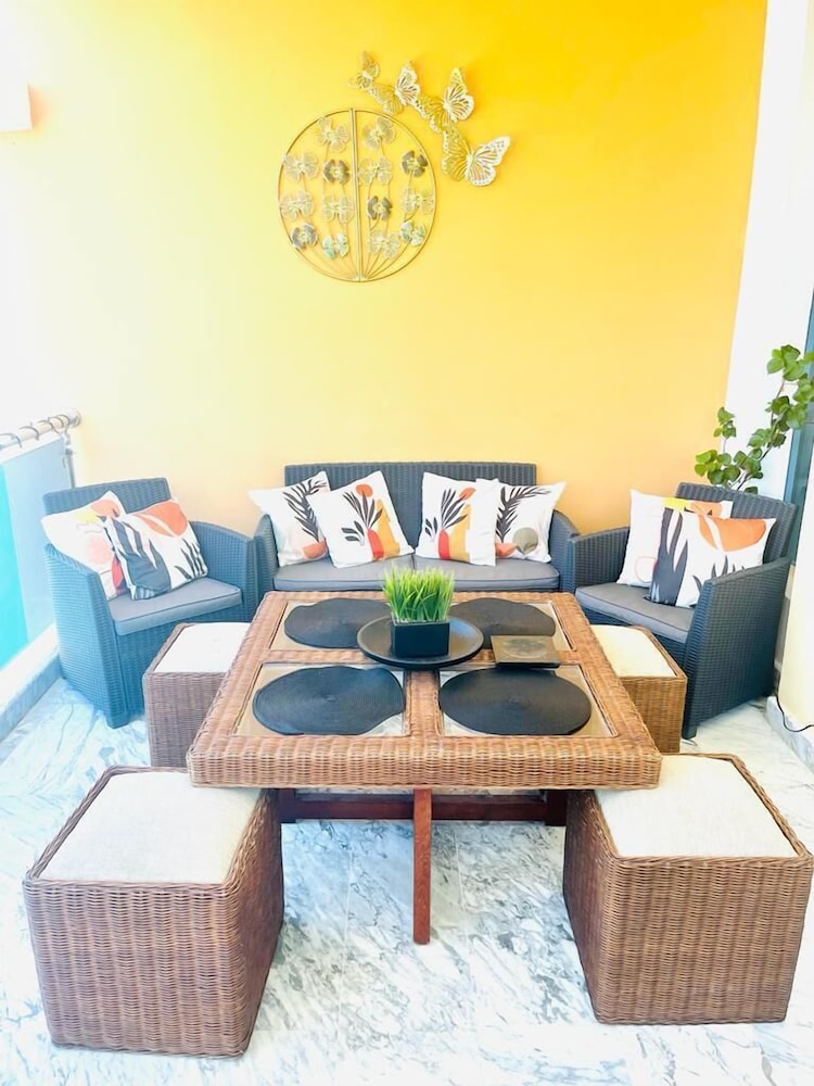 2 Minutes Walk to Beach Huge 3 bdrm Condo with Pool