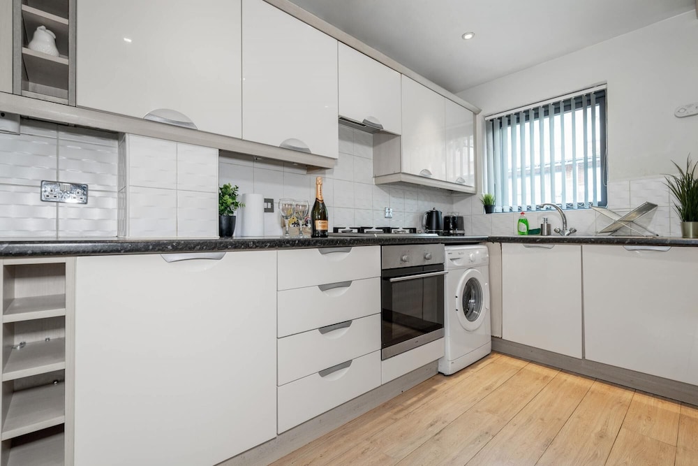 Modern Townhouse Close to Birmingham City Centre view 5