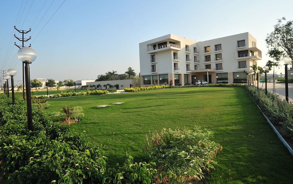 Le Tokyo Hotel Sanand