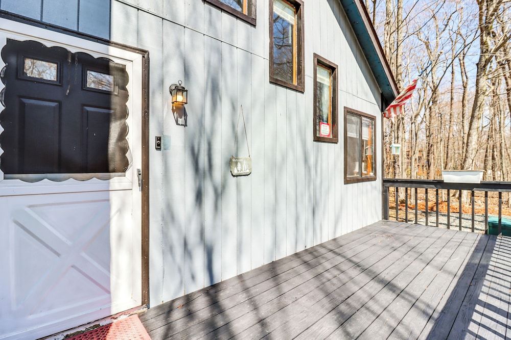 3 Mi to Tobyhanna State Park: Home w/ Serene Deck!