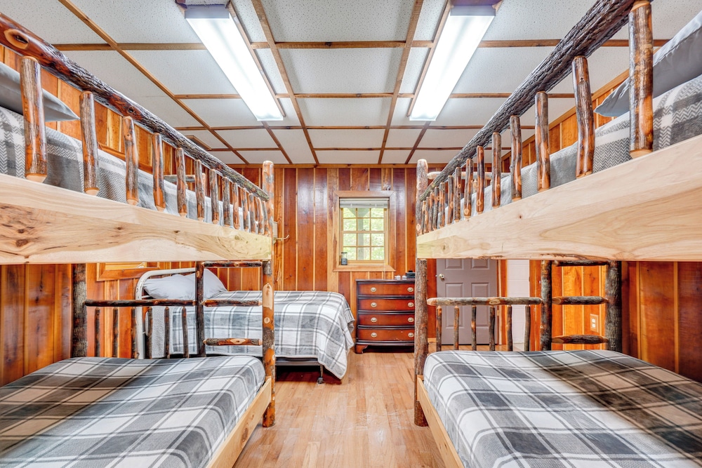 2 Mi to Gsmnp: Peaceful & Scenic Cabin w/ Deck