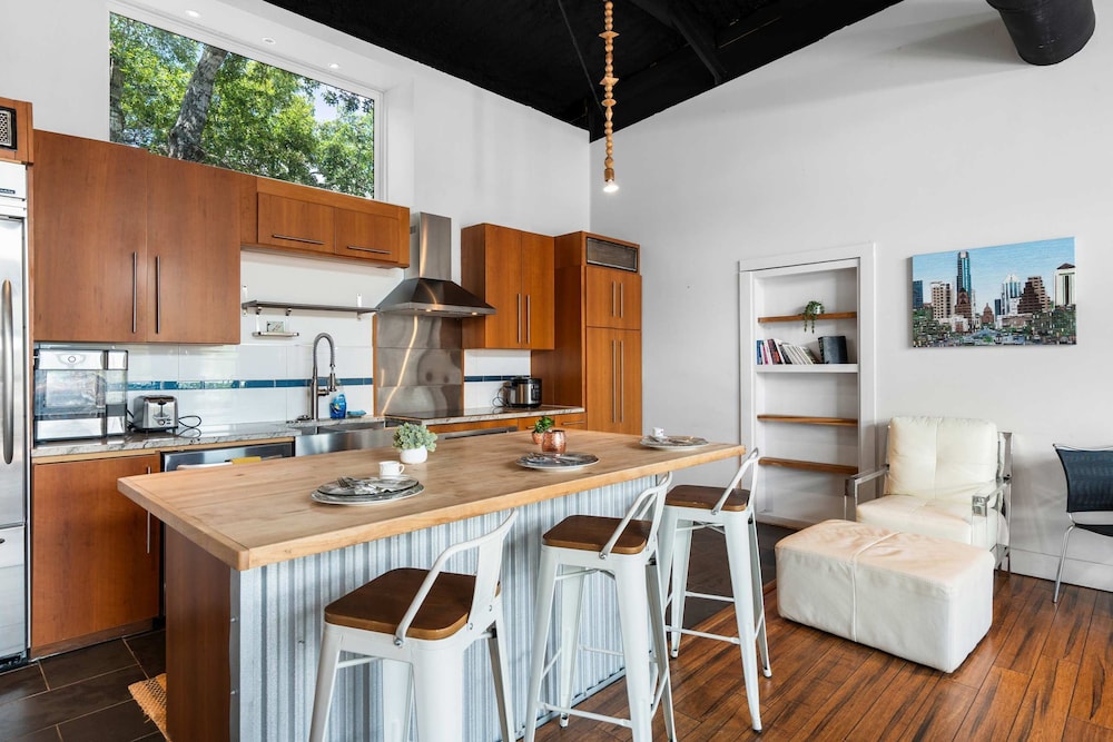 Luxury 7BR Hill Country Gem With Barndominium