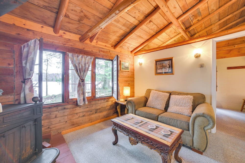 Lakefront Cabin w/ Beach Access: Levering Retreat