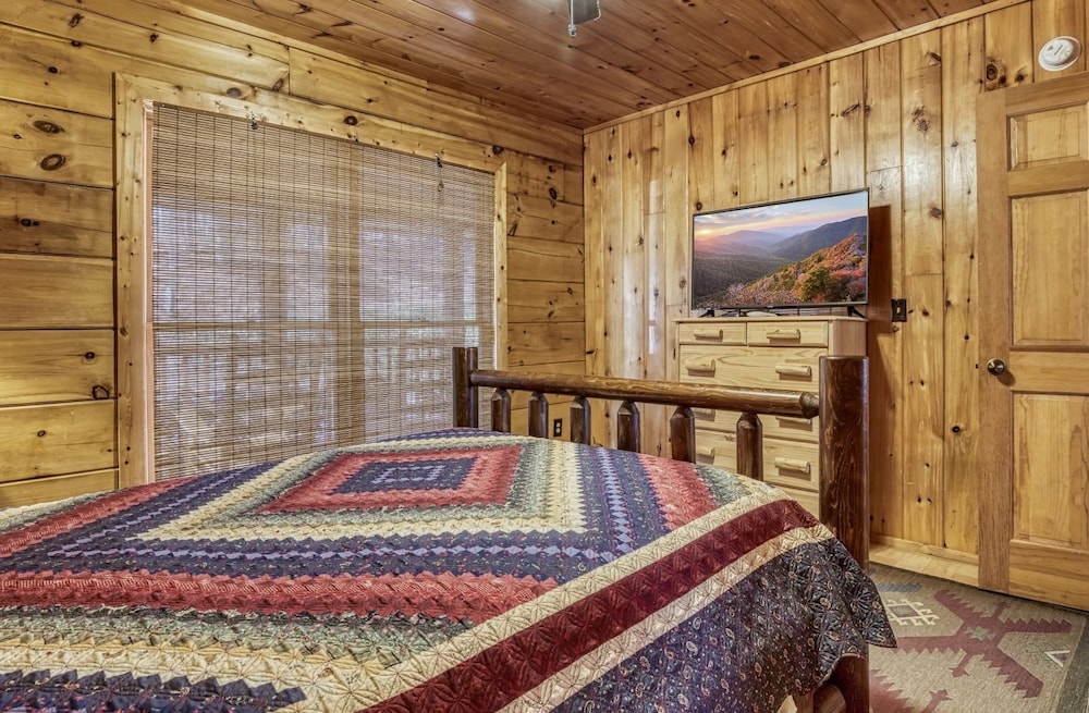 Secluded Hideaway 2 Bedroom Cabin by RedAwning view 2