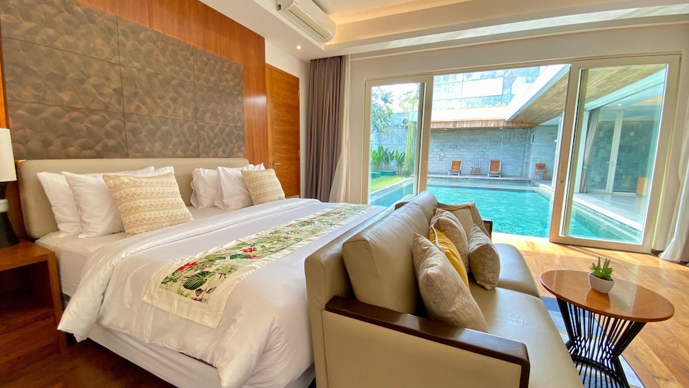 YY Villa Big Pool & Parking in Seminyak