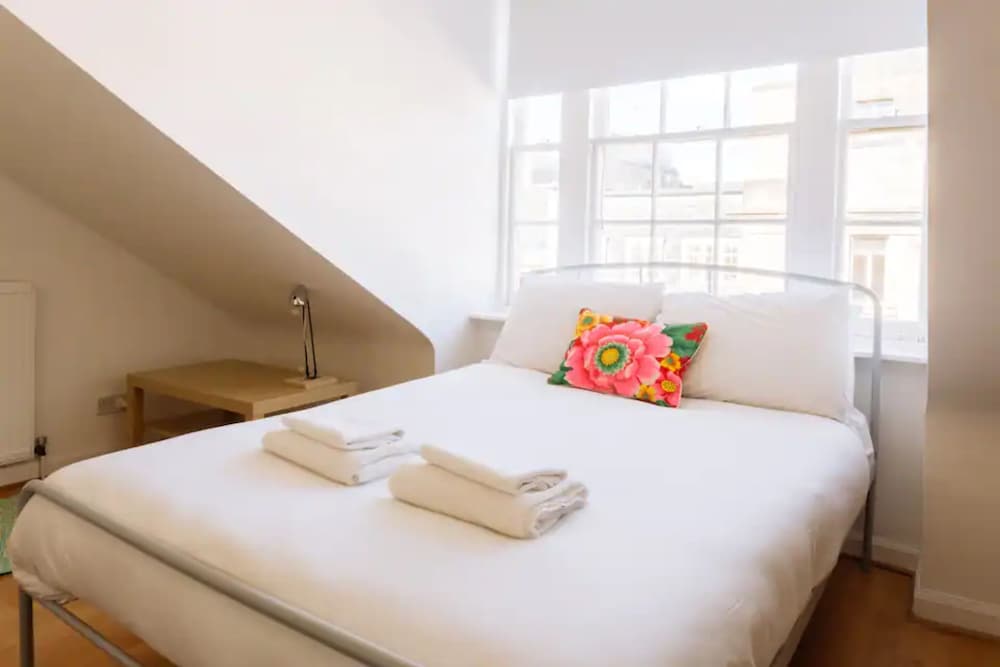 Charming 3 Bedroom Apartment in the Heart of Vibrant Old Town view 3