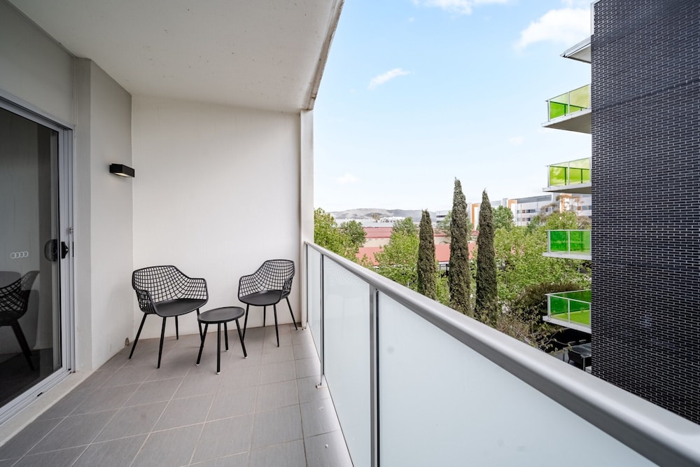 Lakeside 1-bed With A/c, Parking & Balcony