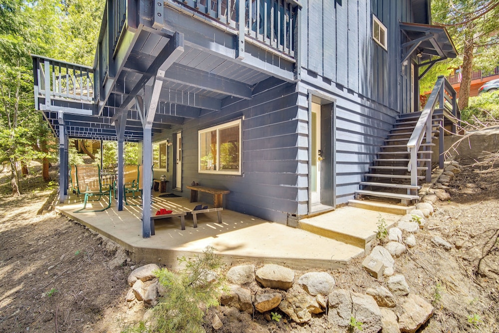 Steps to Lake Arrowhead: Cabin w/ Bbq!