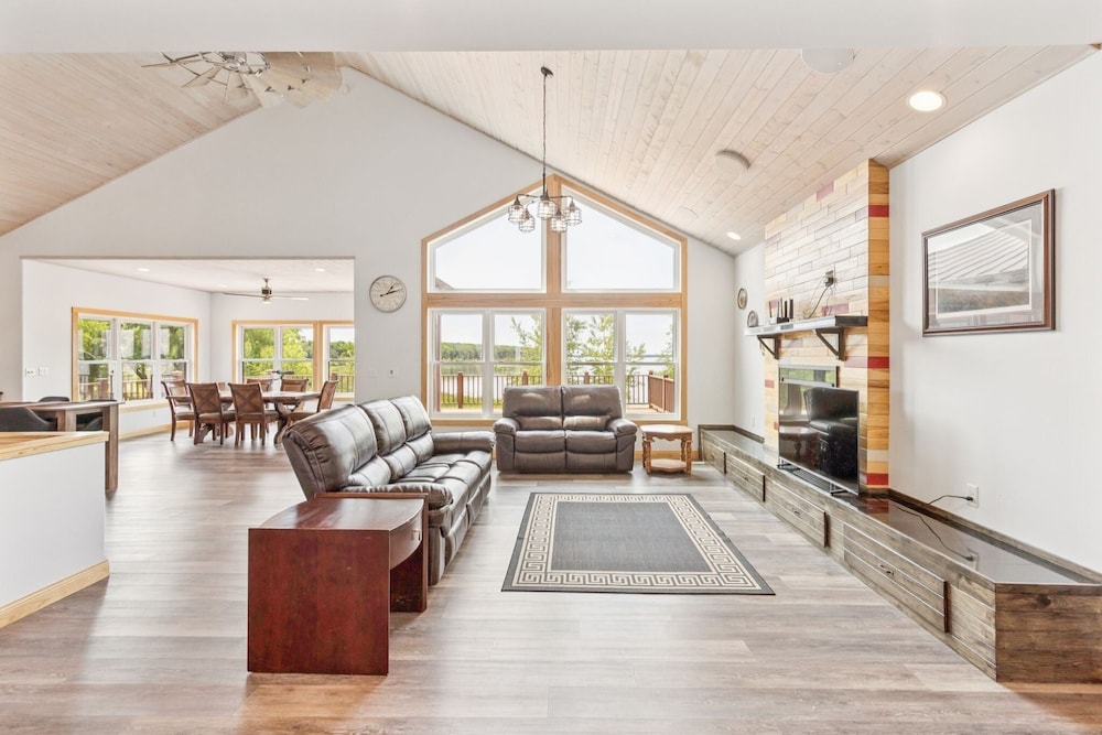 Lakeside 4br Retreat Private, Peaceful & Scenic 4 Bedroom Villa