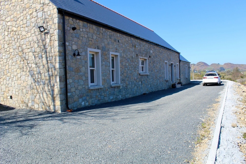 Nelly Daly's Barn - Sleeps 6 - Brand New - Parking