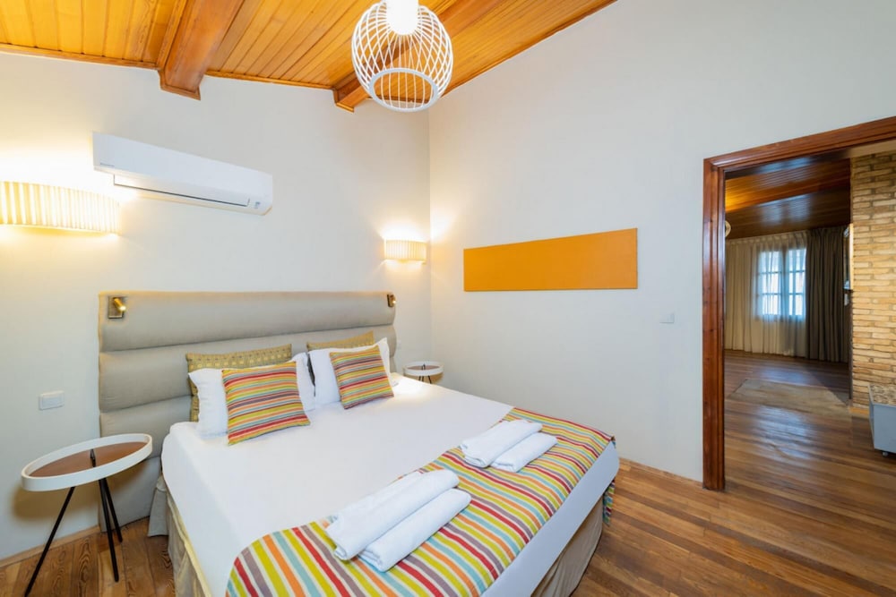 Mesmerizing Hotel Room Near Hadrian s Gate