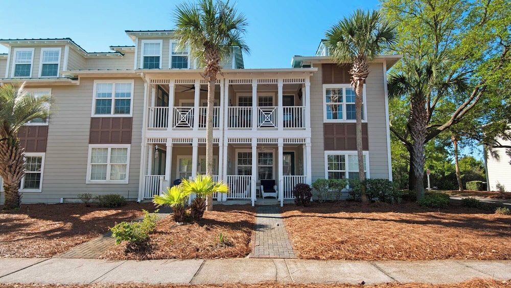 3br/2ba, Sleeps 6, BBQ Grill, Pool, Beach Access + Free Attraction Tickets!