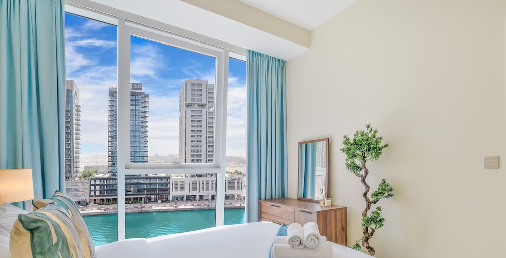 LUX Pad Executive Suite Canal View 5