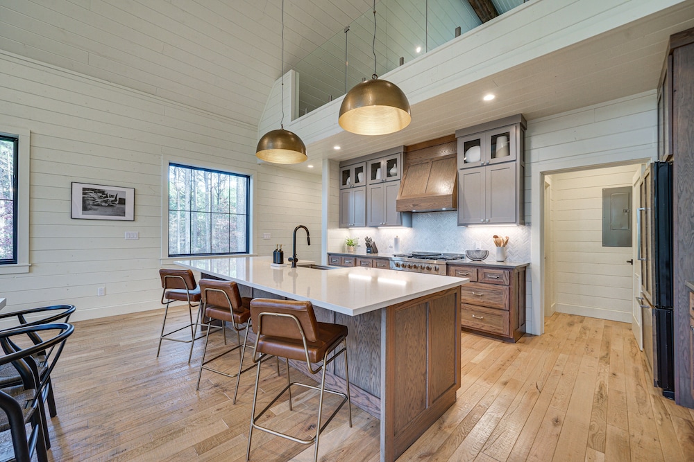 Luxury Broken Bow Cabin w/ Hot Tub on 3 Acres! view 2