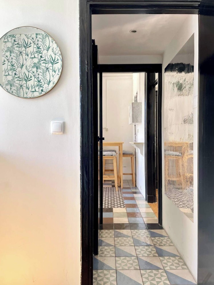 Central Hidden Gem, Rustic Modern 2 Bedroom Flat
