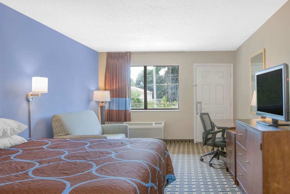 Super 8 by Wyndham Brinkley view 5
