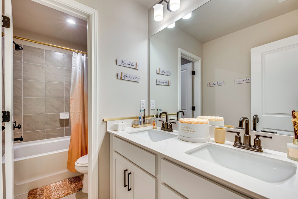 11 Mi to Dtwn: Luxe Atlanta Retreat w/ Deck & Yard