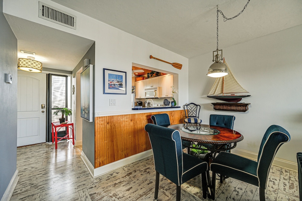 Steps to Naples Bay & Tin City: Condo w/ Pool!