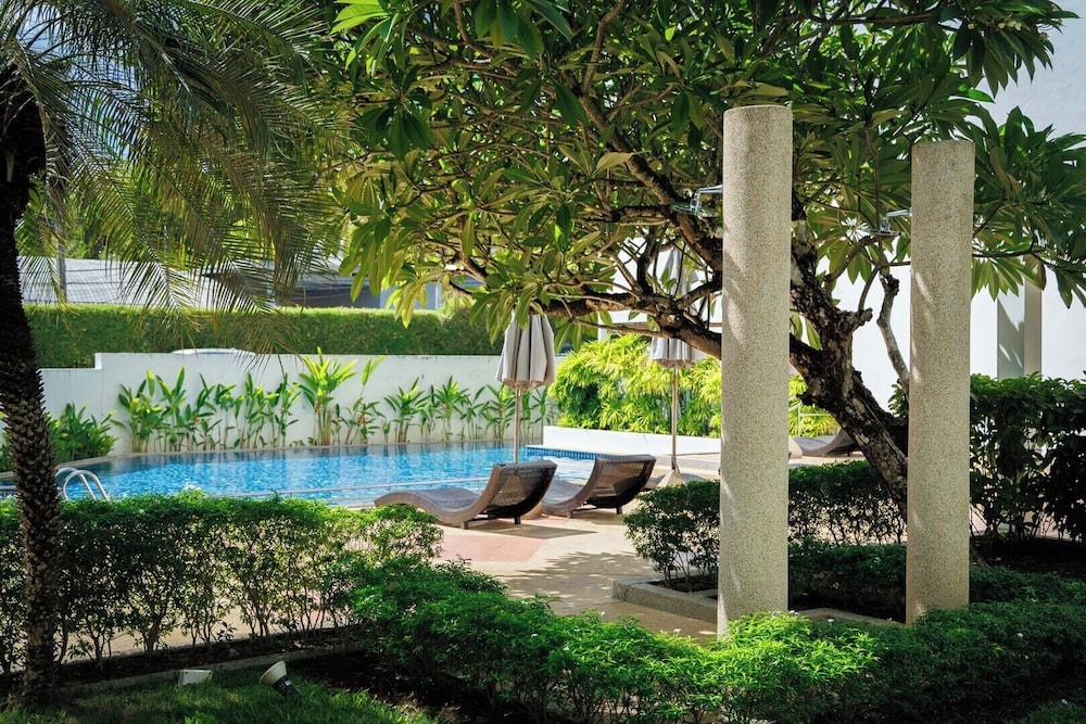 Seaview Condo with Large Pool - BAP1
