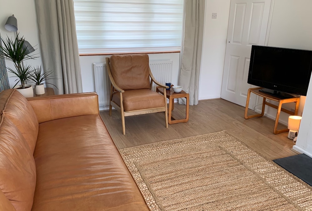 2 Bed-sleeps 4-parking-pets-10 min Walk to Beach