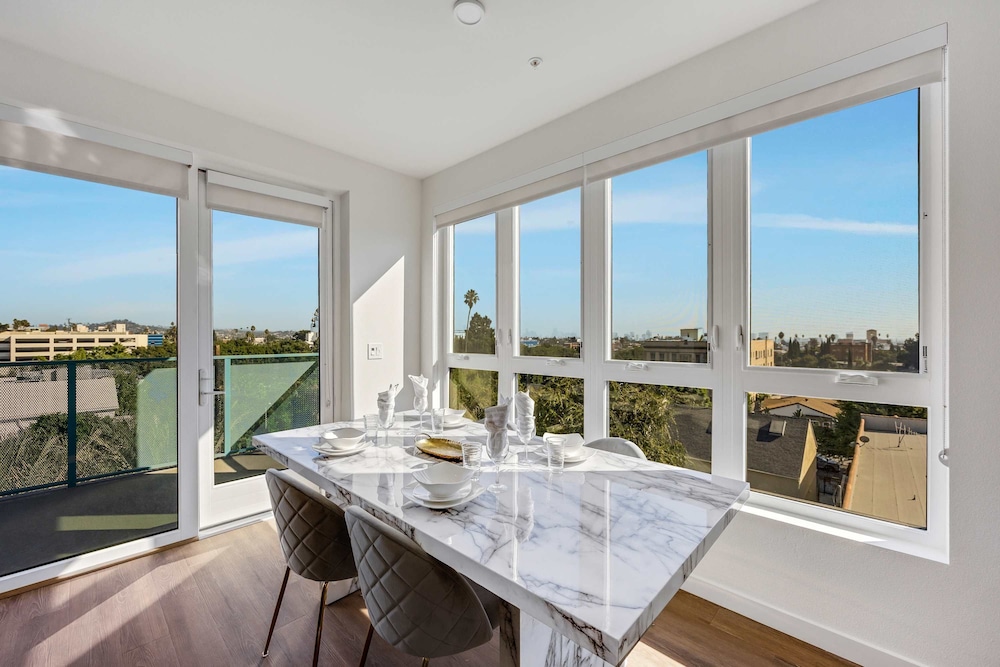 Luxury 2BR Hollywood Pool View by Oneluxstay