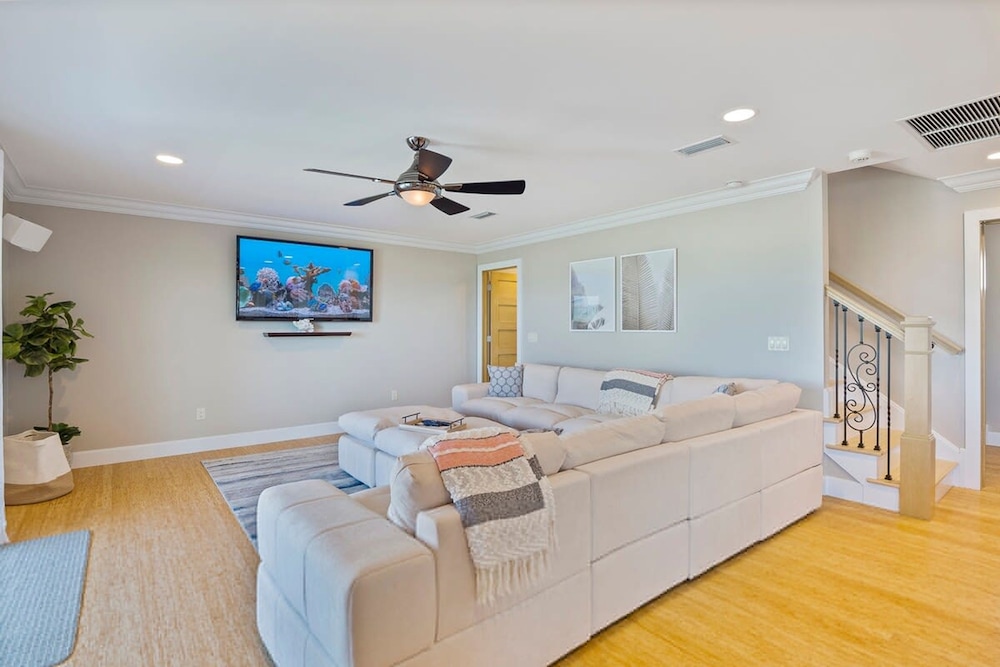 Beach House Mansion- Private Beach Walk Over
