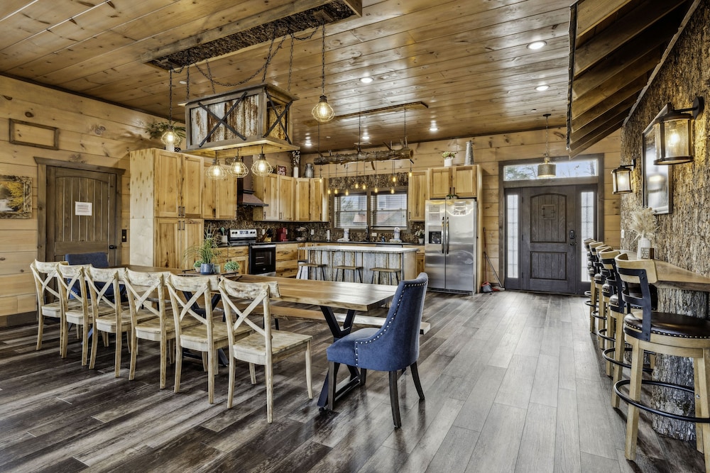 Grand Splash Lodge 6 Bedroom Cabin