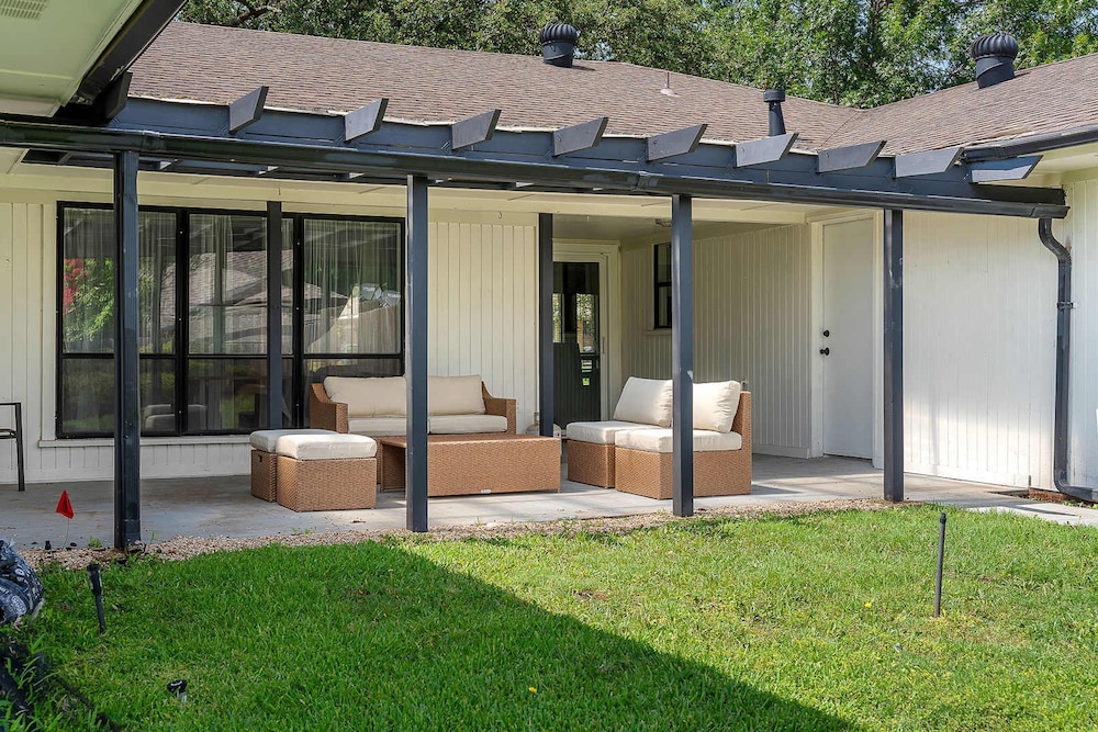 The Belvedere Pet Friendly Spacious Yard
