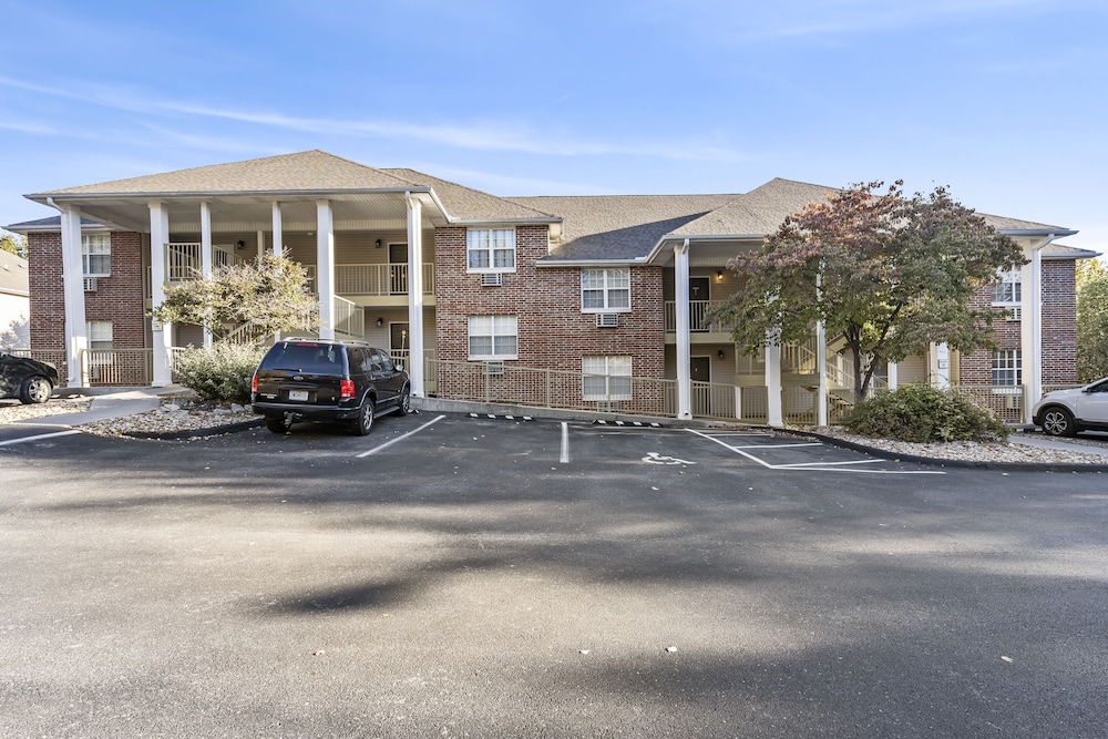 Penthouse Lodge - In Heart of Ozarks!