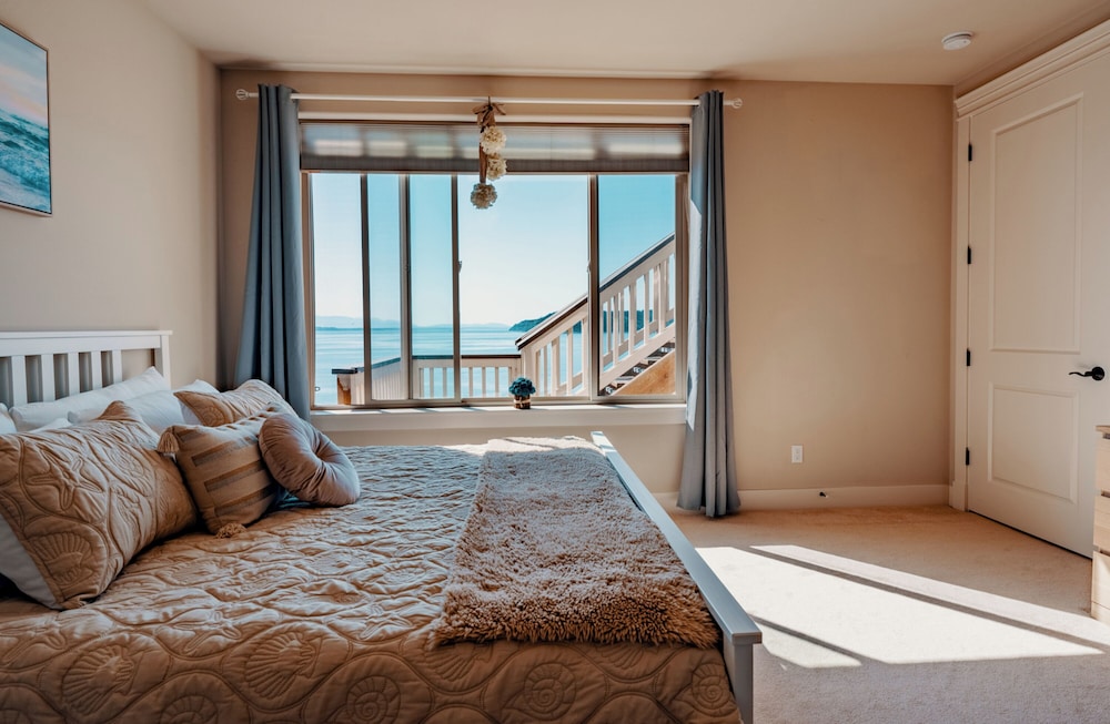 Stunning House with Views of Puget Sound Ideal for Family Reunions