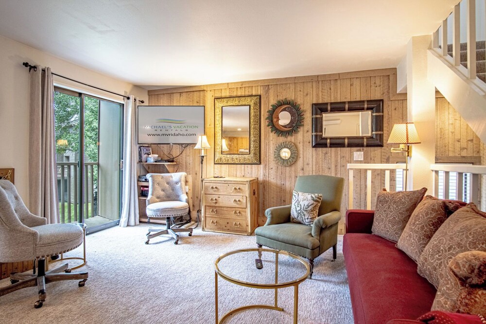 Bonne Vie 2247 Sunny & Spacious 4 Bedroom Condo in the Heart of Elkhorn Village