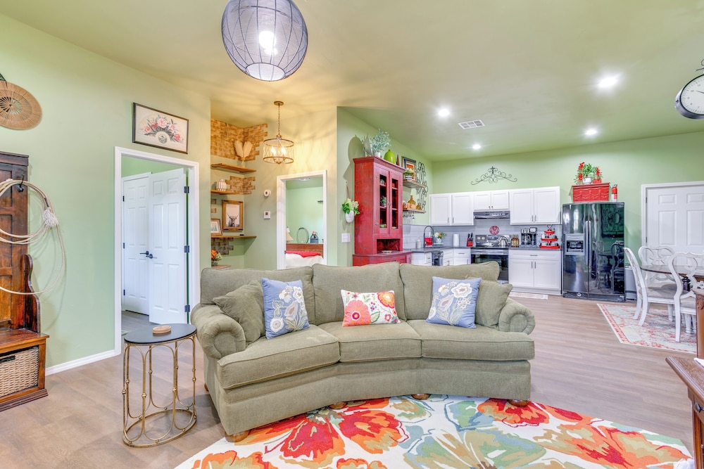 4 Mi to Lazy E Arena: Horse Lover's Haven w/ Grill