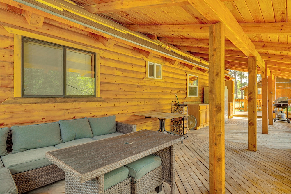 Alpine Cabin w/ Deck: 3 Mi to Luna Lake!