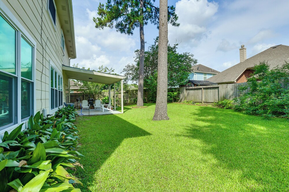 4 Mi to Old Town Spring: Family Retreat w/ Yard!